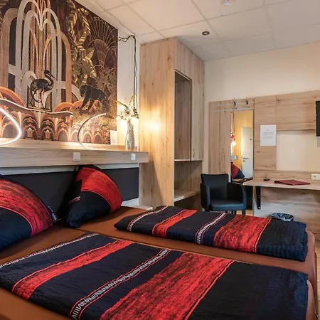 Отель Land-Hotel Zum Schwan, Garni E-Ladestationen, -Spaetanreise Moeglich-, Naehe Phantasialand Naehe Palmenparadies Euskirchen 3*